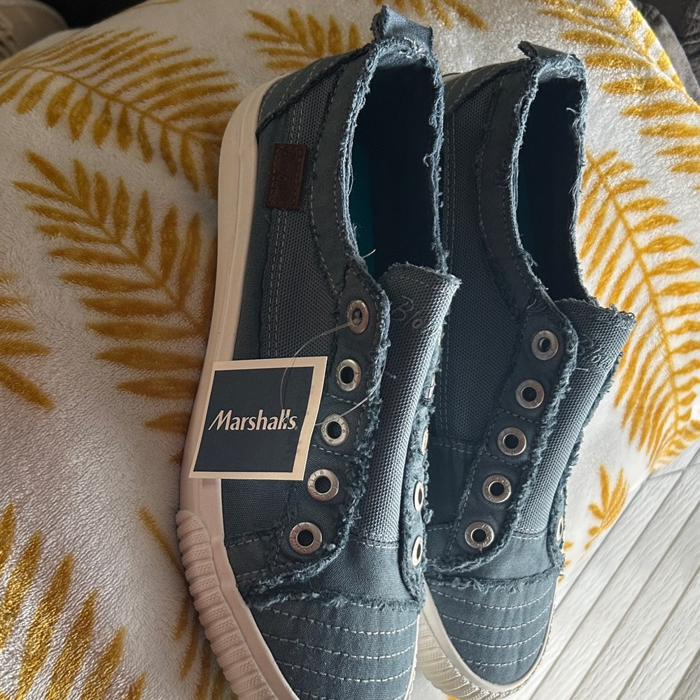 Casual Frayed Slip-On Sneakers